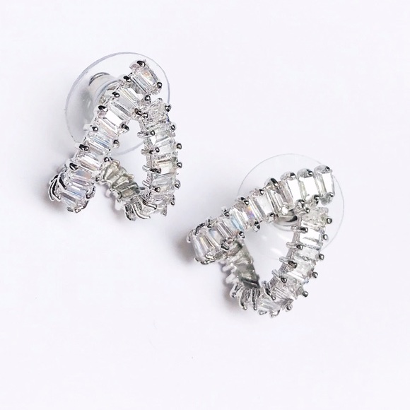 Cubic zirconia hoof shaped earrings - Picture 2 of 3